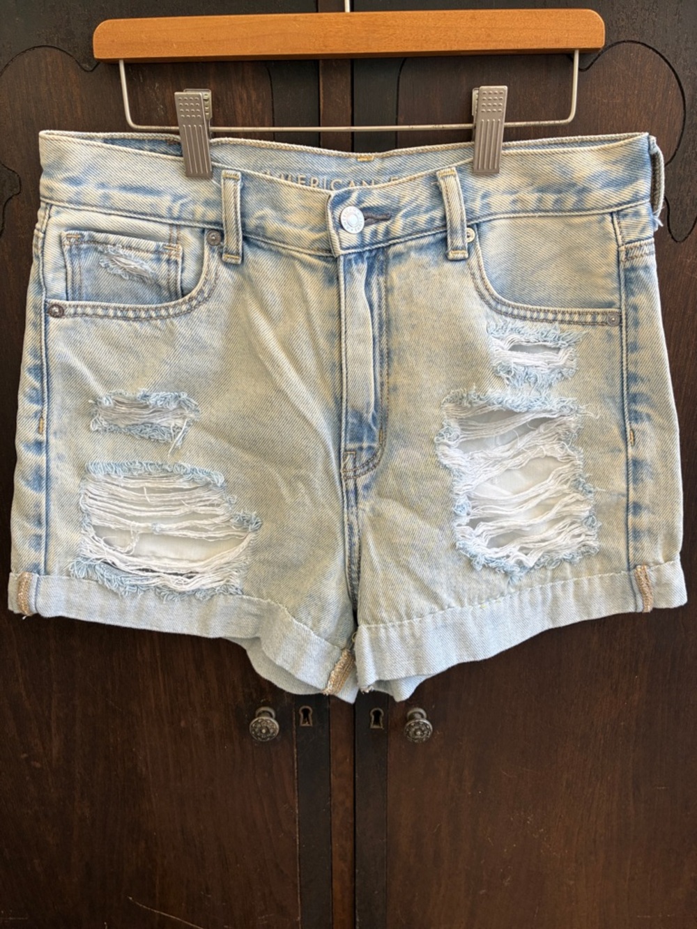 American Eagle Outfitters Light Blue Distressed Denim Mom Shorts Size 4